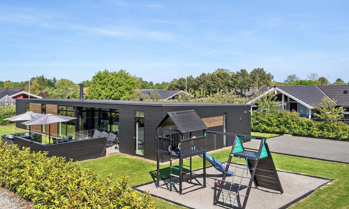 Pøt Strandby House | Pet friendly home in Juelsminde with sauna
