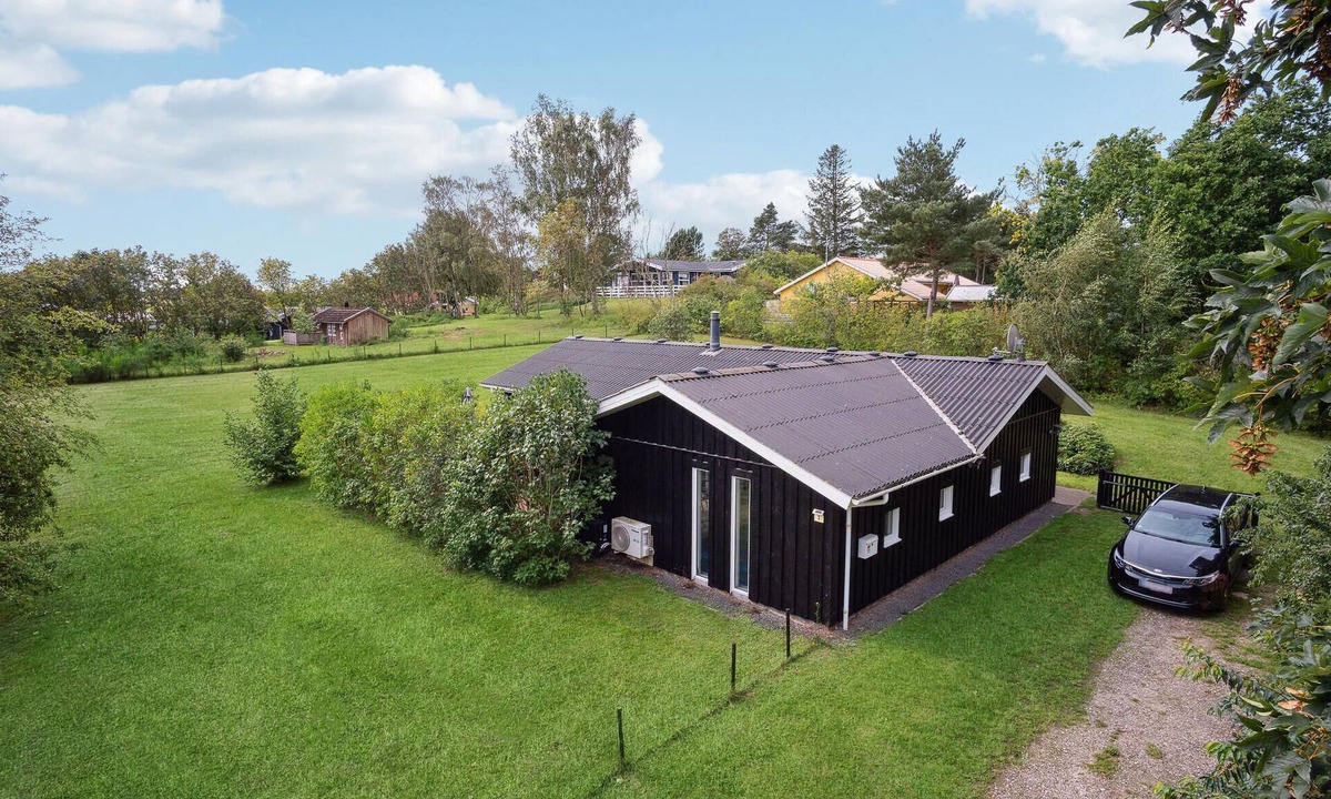 Skødshoved Strand House | Pet friendly home in Knebel with sauna