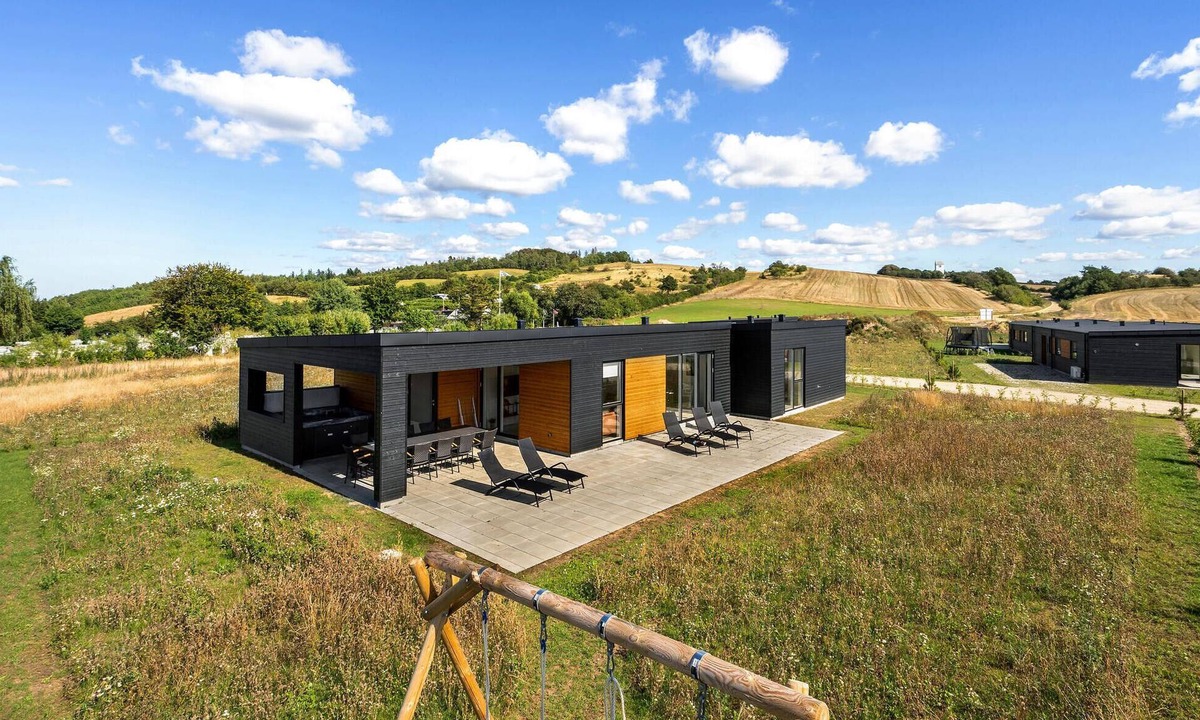Hjarbæk House | Pet friendly home in Løgstrup with WiFi