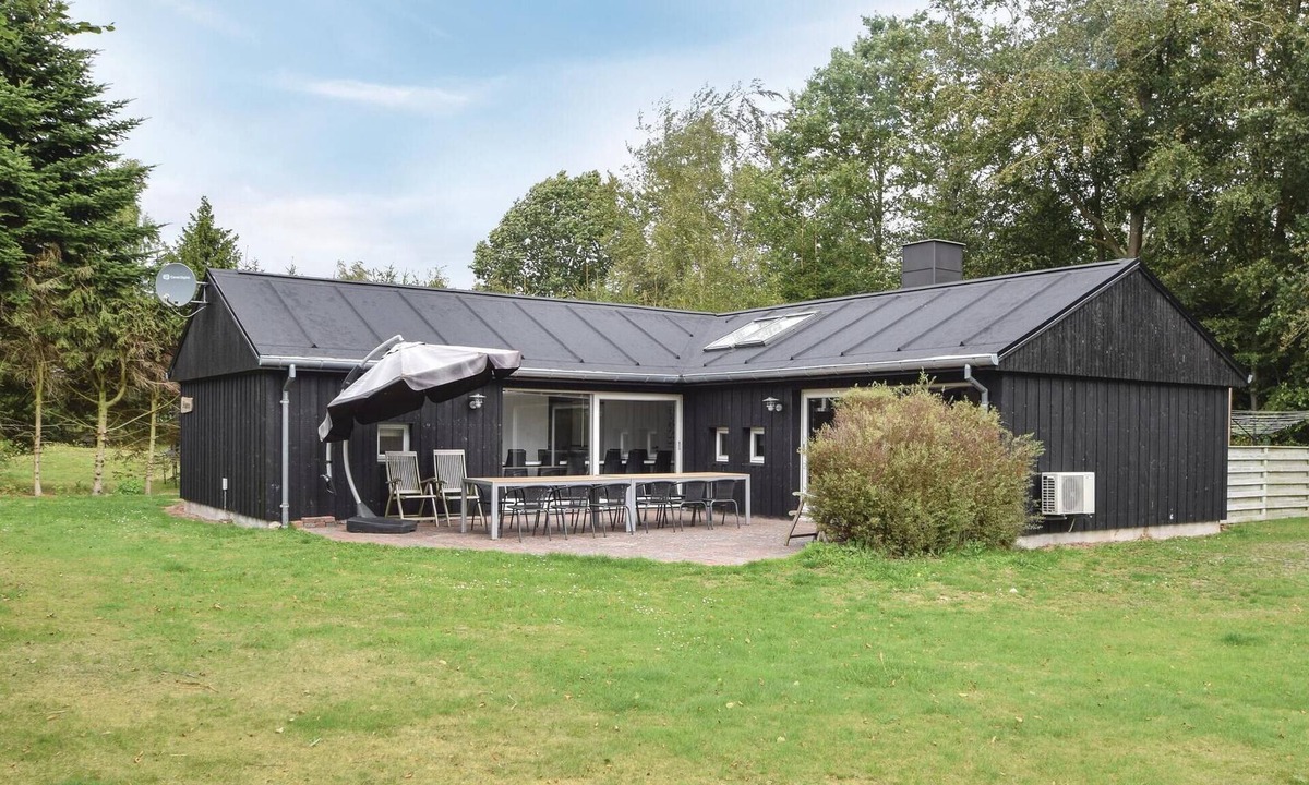 Saksild Strand House | Pet friendly home in Odder with sauna