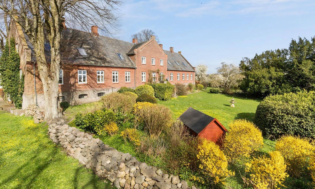 Ronde House | Pet friendly home in Rønde with kitchen