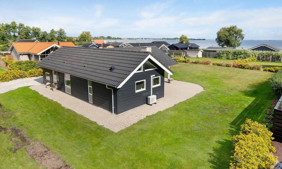 Grønninghoved Strand House | Pet friendly home in Sjølund with sauna