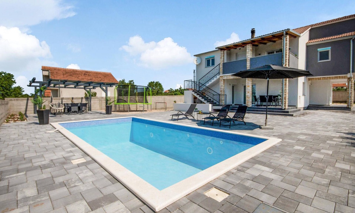 Tinj House | Pet friendly home in Tinj