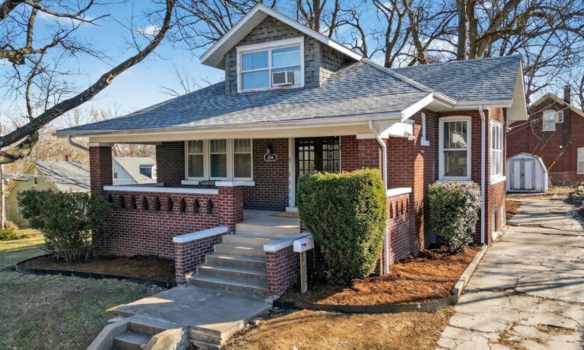 Belleville House | Pet Friendly Home—Smart TVs—King Beds—Free Parking