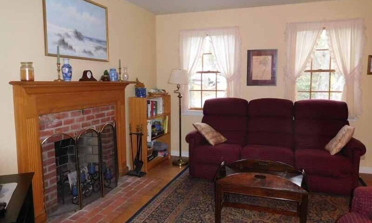 Chatham House | Pet friendly home with central air (1998)