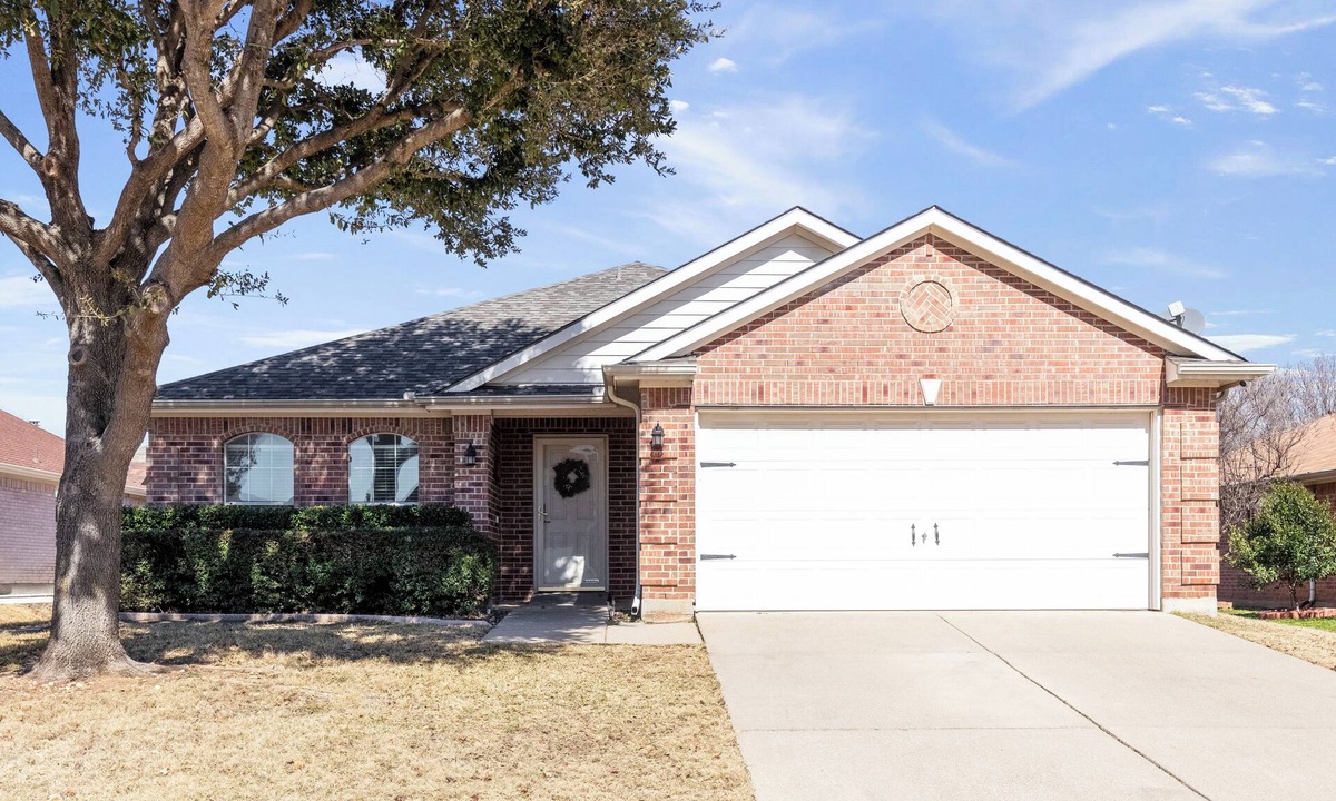 Roanoke House | Pet-friendly home with 6 beds, private office, backyard oasis in Roanoke, TX