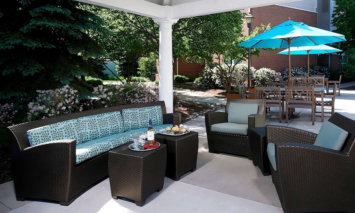 Waukegan Hotel | Pet-friendly Hotel! 3 Relaxing 2BR Suites with Free Breakfast, Outdoor Pool!