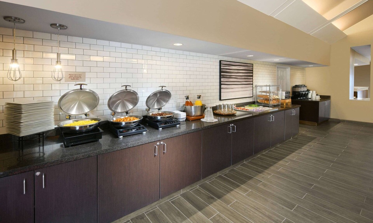 Richardson Hotel | Pet-friendly Hotel Near Cotton Bowl Stadium! FREE Parking, Pool, Tennis Court!