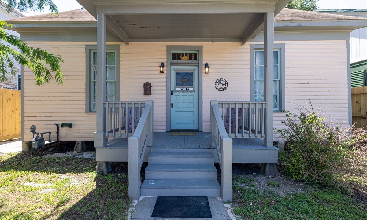 San Jacinto House | Pet friendly, huge shaded backyard, 3 blocks from the beach