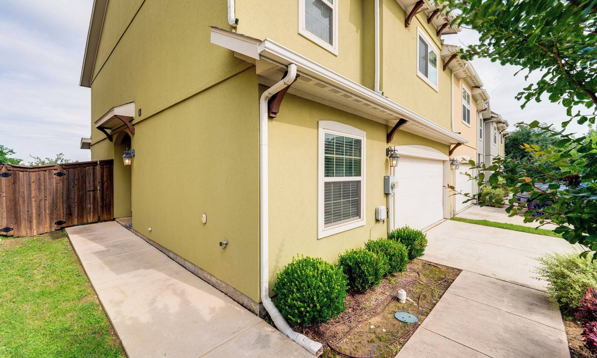 Las Colinas House | Pet-Friendly Irving Townhome w/Patio + Grill!