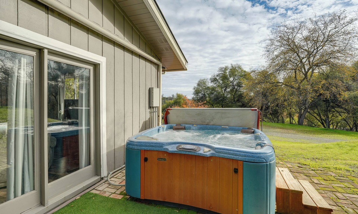 Jamestown House | Pet-Friendly Jamestown Home w/Sweeping Views!