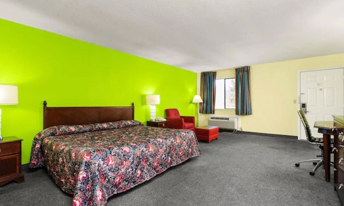 Orlinda Hotel | Pet-Friendly King Bed Room w/Microwave near The Mint Gaming Hall Kentucky Downs
