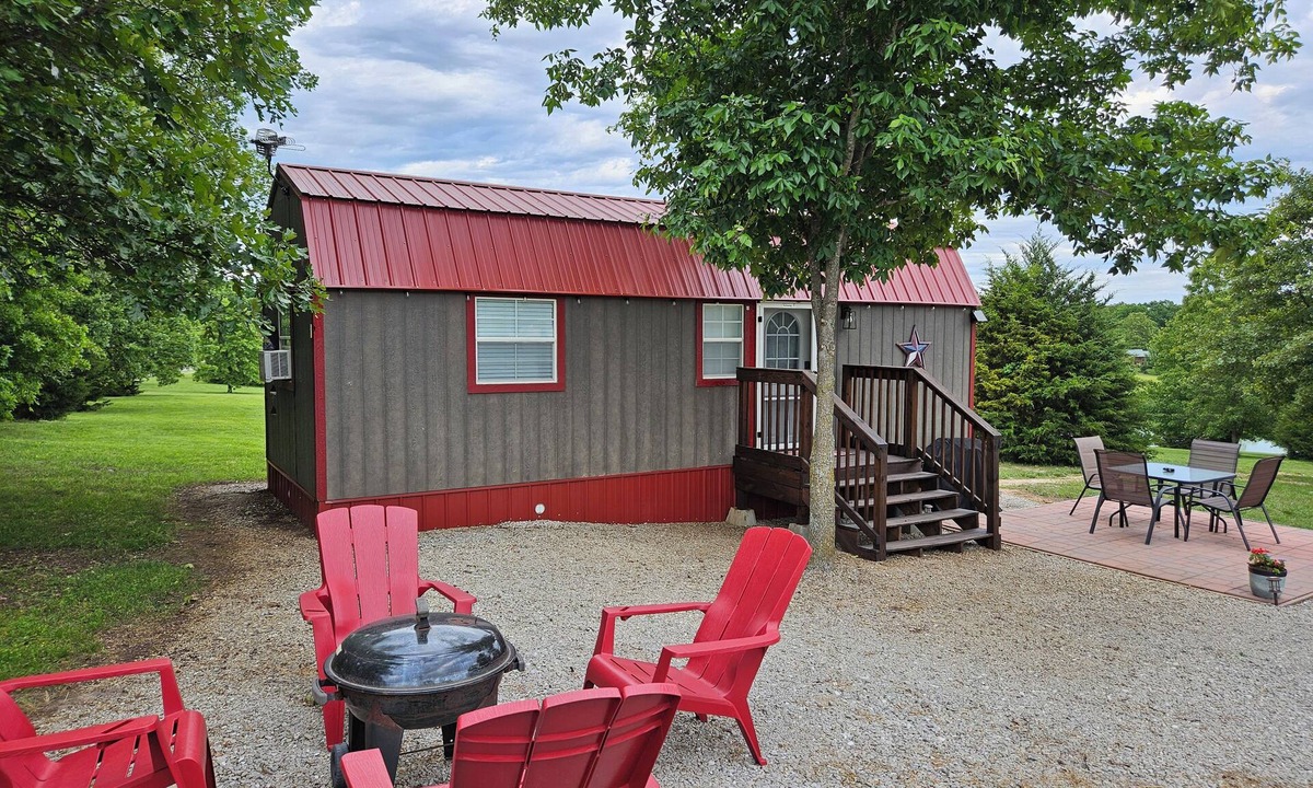 Warsaw Cabin | Pet friendly, King bed -2 miles from Highway 65