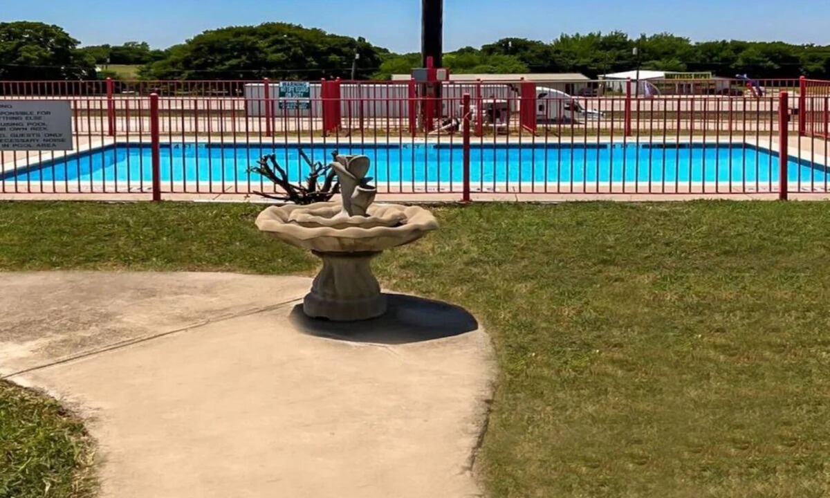 Decatur Hotel | Pet-Friendly King Room with Private Bathroom Near Decatur Shops and Restaurants