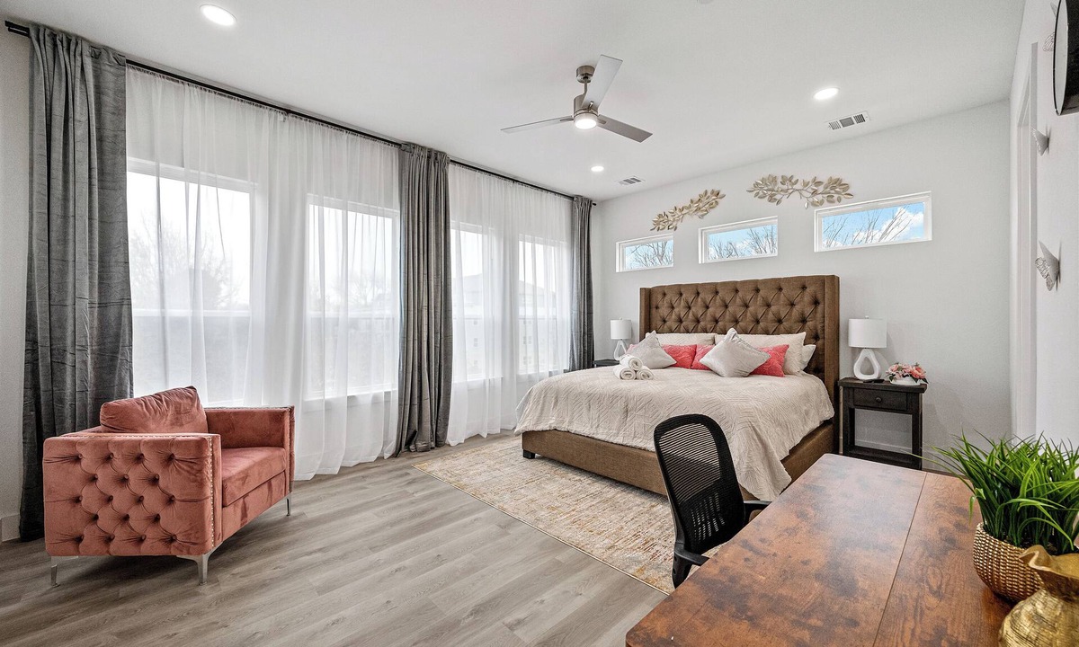 Dallas House | Pet-Friendly l Brand New Space l Downtown