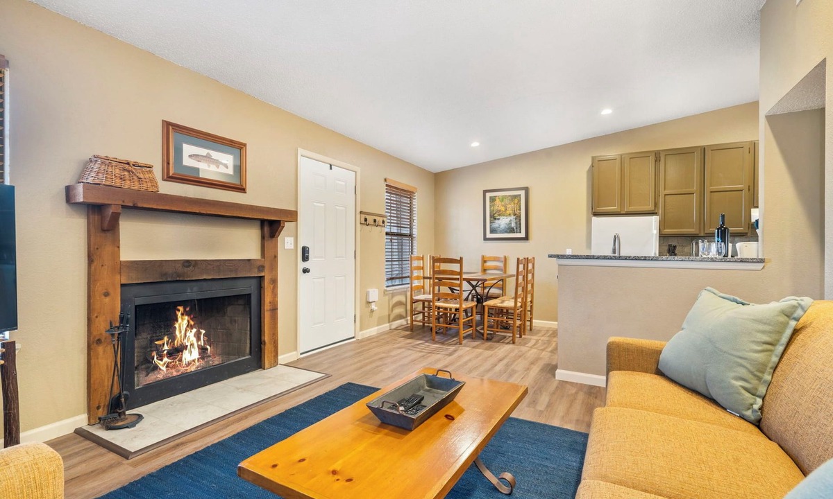 Kimberling City House | Pet-Friendly Lake Access Bungalow w/Pickleball, Mini Golf, Community Pool & Free Attraction Tickets