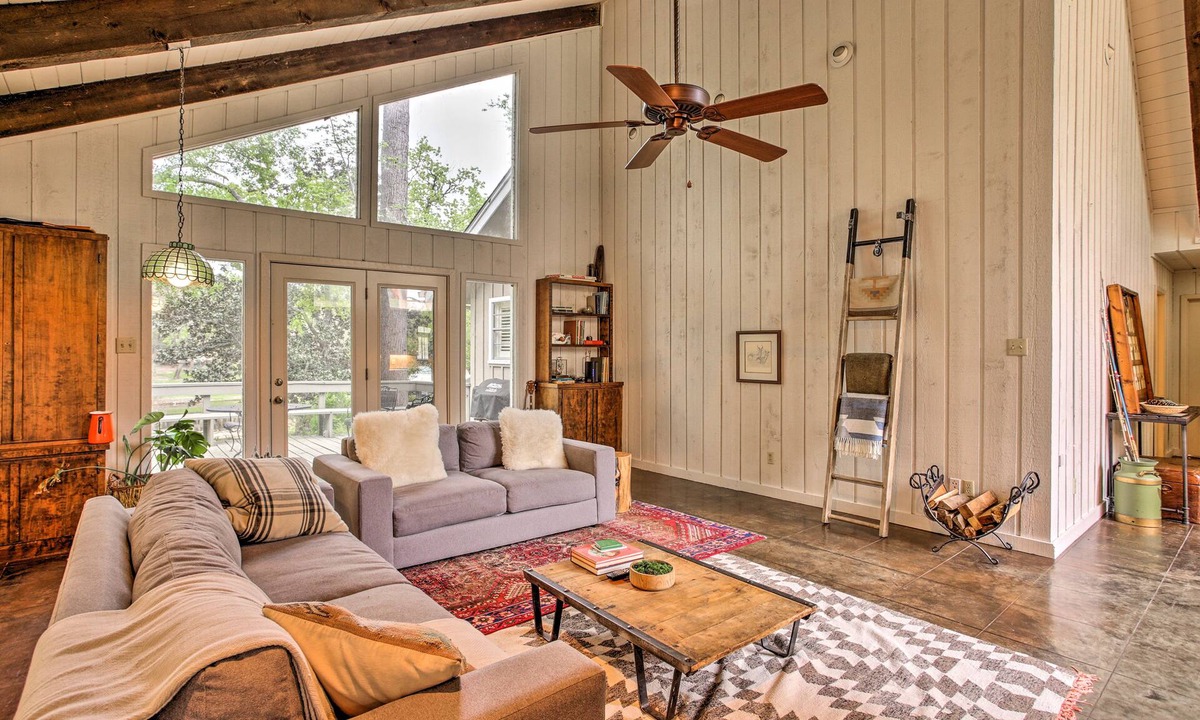 Athens House | Pet-Friendly Lake Athens Home w/Fireplace!
