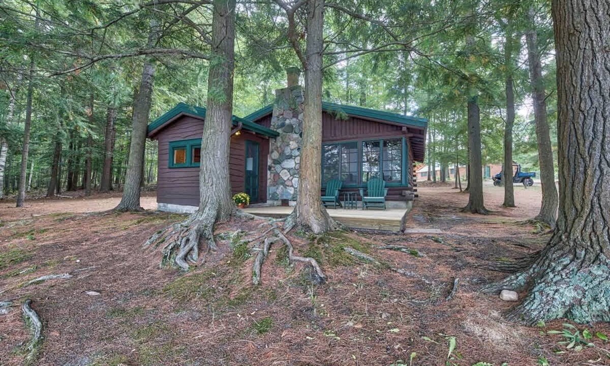 Levering Cabin | Pet Friendly Lakefront Cabin