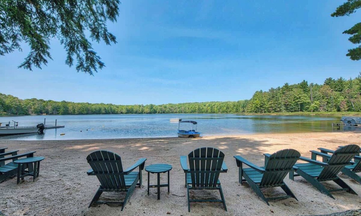 Levering Cabin | Pet Friendly Lakefront Cabin