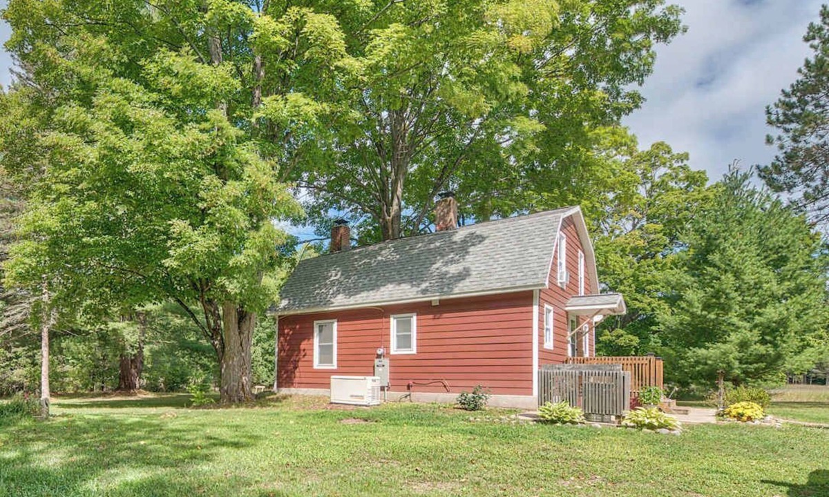 Levering Cabin | Pet Friendly Lakefront Cabin