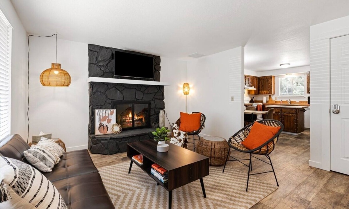 Veterans Park House | Pet Friendly- Large Backyard