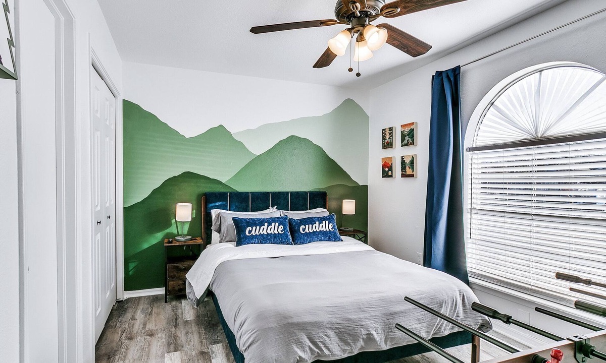 Moore House | Pet friendly & less than 20 minutes to downtown OKC, airport, and OU stadium!