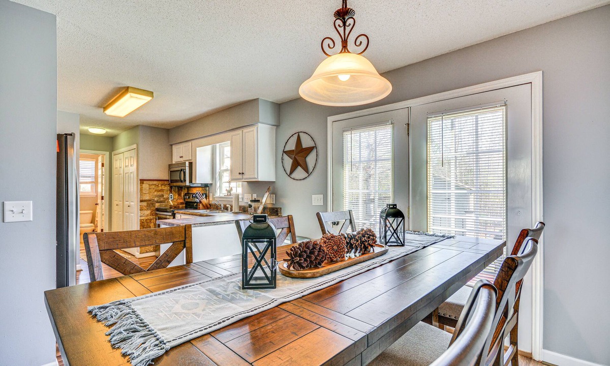 Alamance County House | Pet-Friendly Liberty Home: Deck & Large Backyard!
