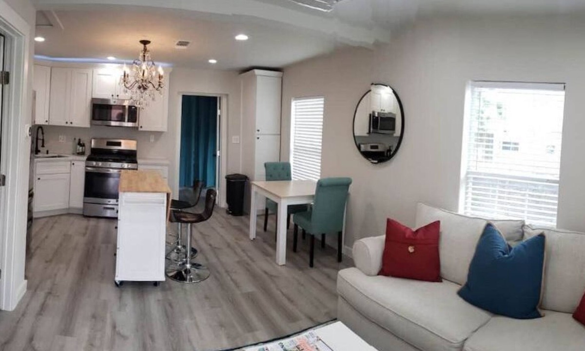 St. Johns House | Pet Friendly Little White House