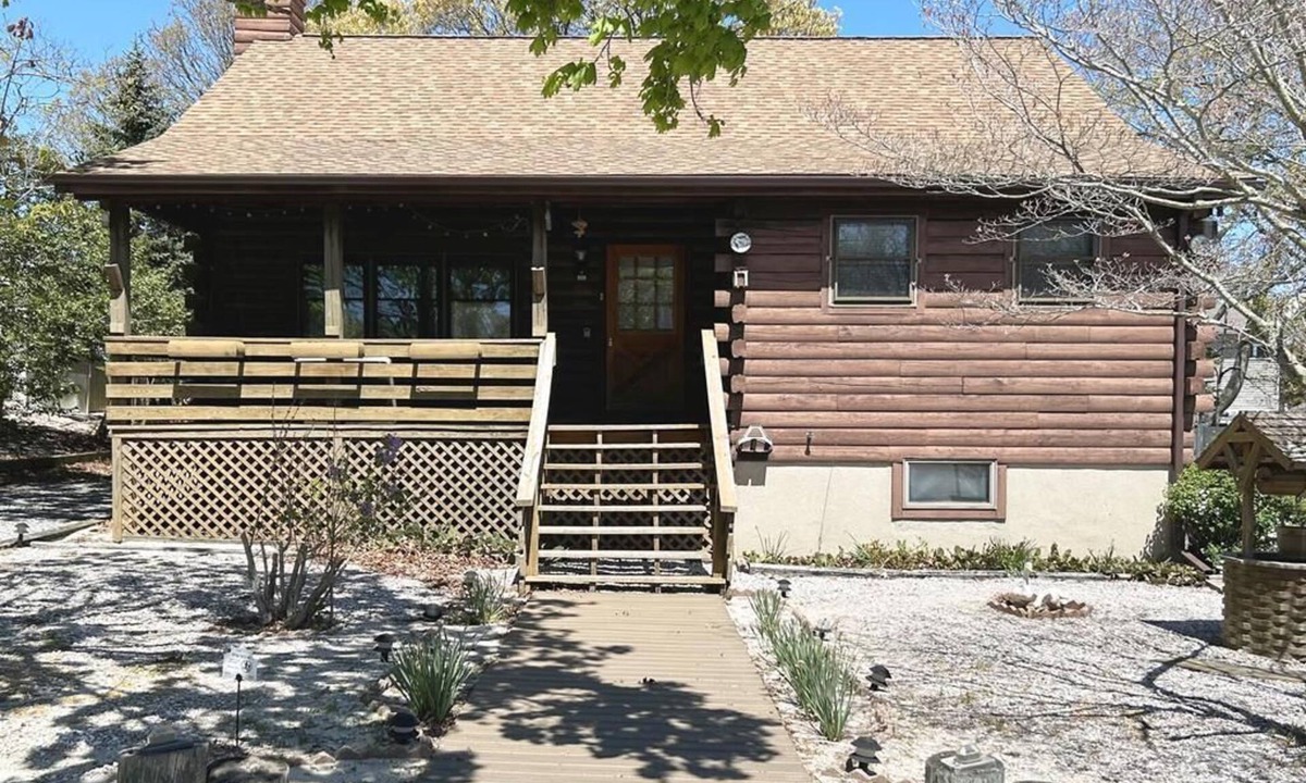 Town Bank House | Pet Friendly, Log cabin near the Bay
