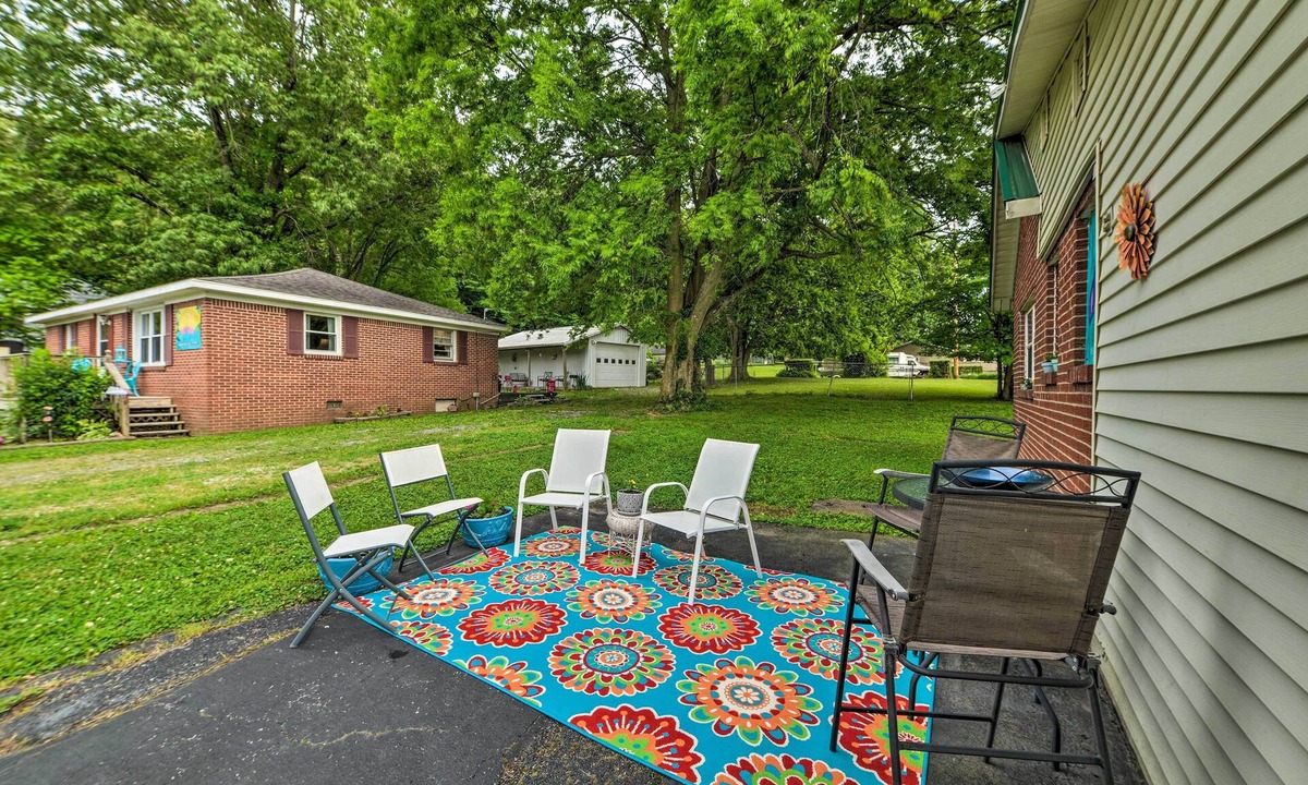 Grand Rivers Apartment | Pet-Friendly Mini Apt w/Patio, Walk to Dtwn!