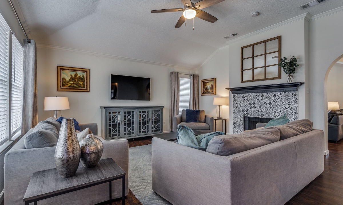 Allen House | Pet-friendly modern SFH in peaceful neighborhood