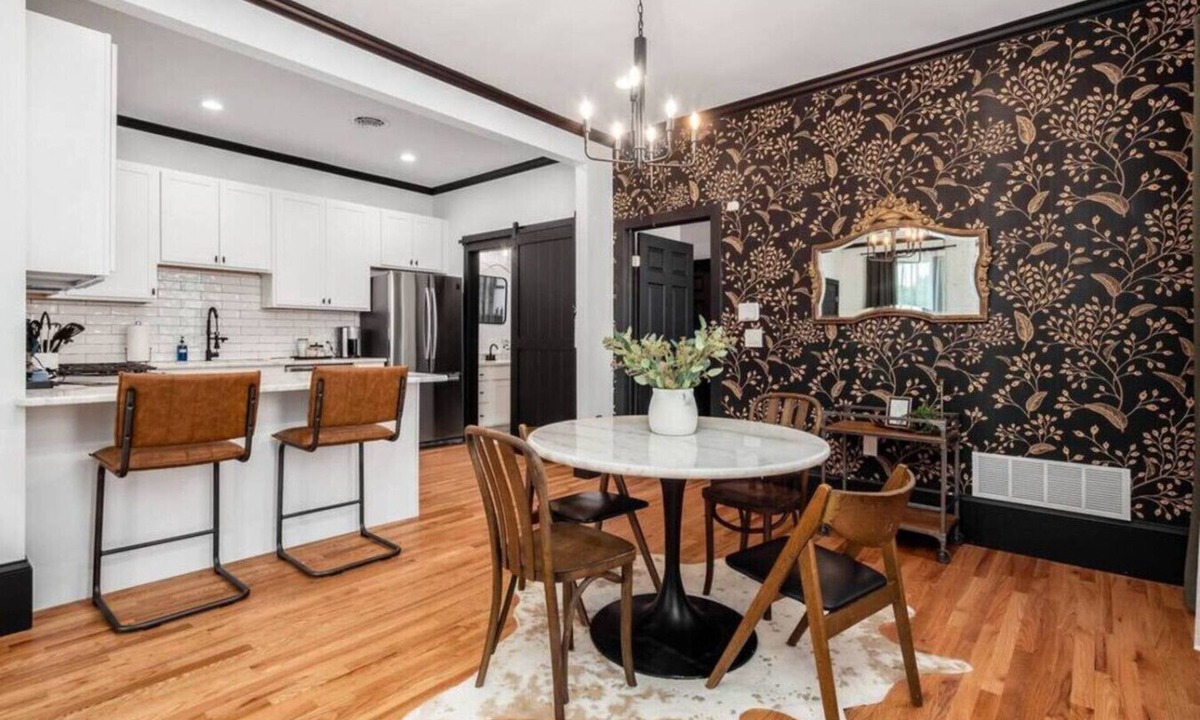 Victorian Village Apartment | Pet Friendly | Modern Touches | Walk to Bars