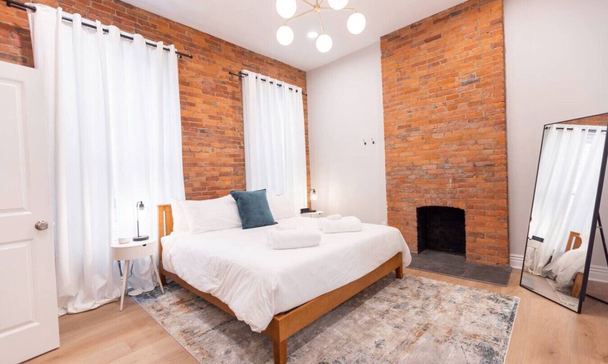 Victorian Village Apartment | Pet Friendly | Modern Touches | Walk to Bars