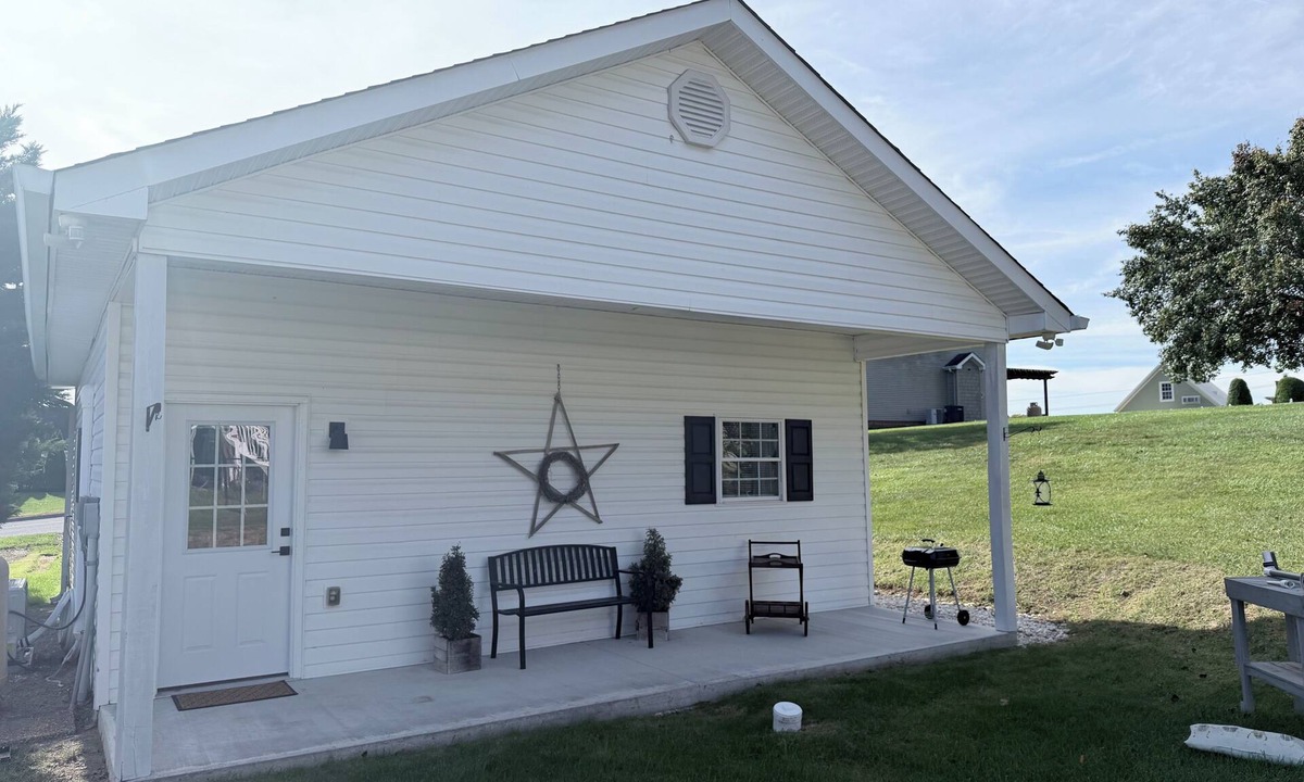 Kingsport Apartment | Pet-Friendly Mountain Studio - Cozy Stay with Patio & Covered Private Parking