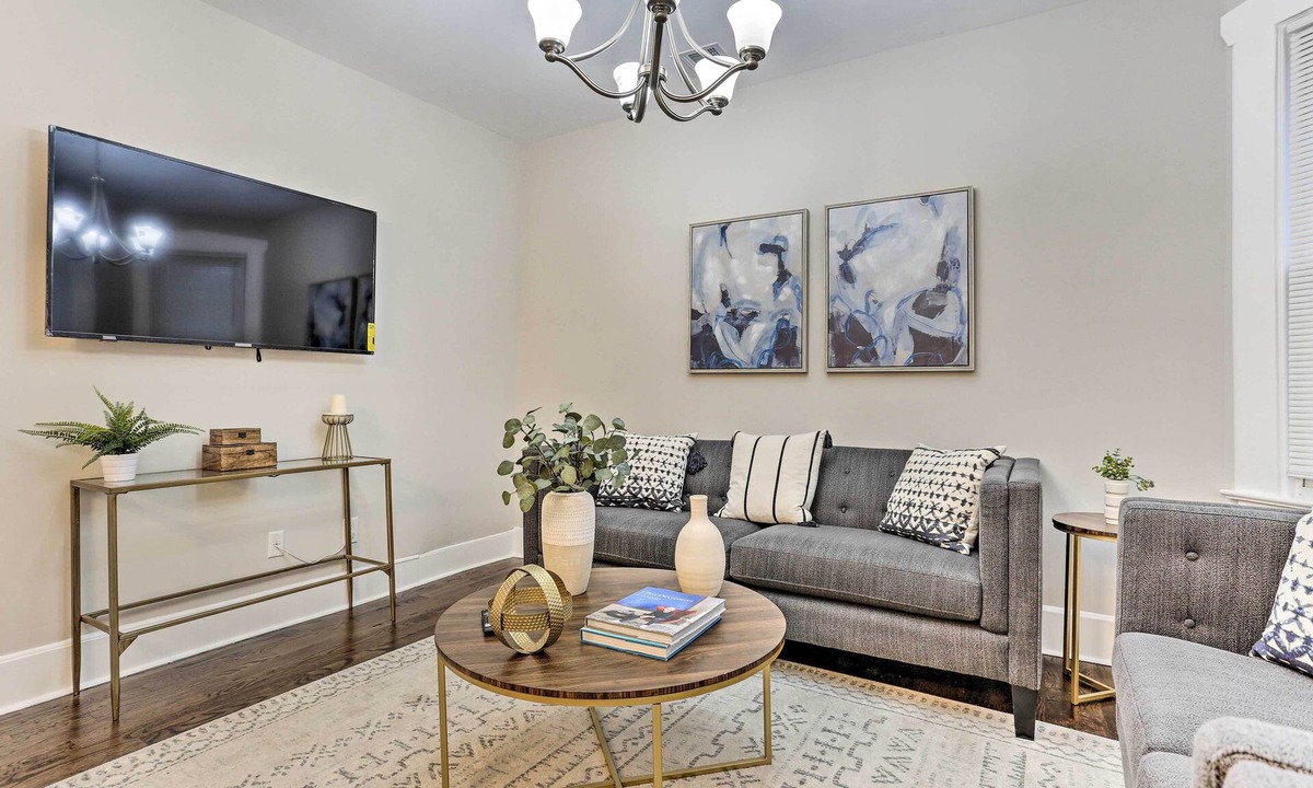 Weequahic House | Pet-Friendly Newark Townhome Near Airport!