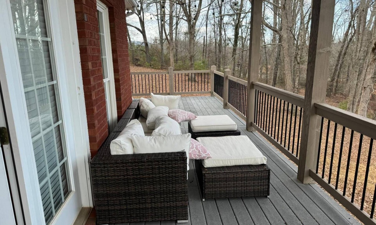 Cumming House | Pet Friendly on 5 Acres! 3 Master Suites Sleeps 14