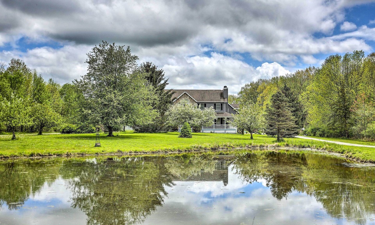 Pine Bush House | Pet-Friendly ‘Pond View Loft' w/Private Pool!