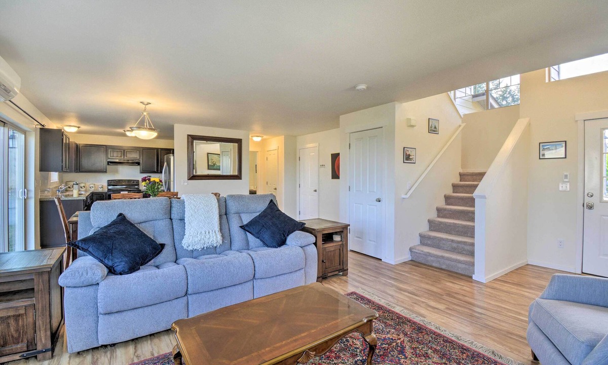 Poulsbo House | Pet-Friendly Poulsbo Abode w/Mountain Views!