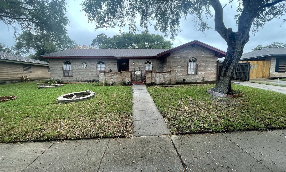 South Side House | Pet Friendly, Private Bkyd 4 bedroom