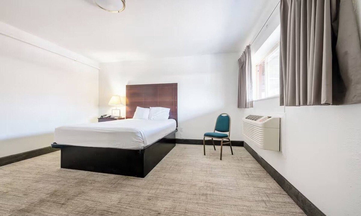 Hollywood District Hotel | Pet-Friendly Queen Room with Essentials Near Restaurants + Free Parking