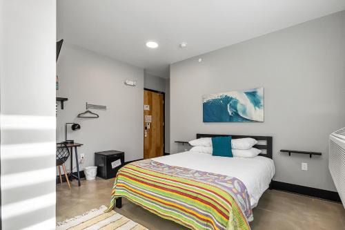 Pacific Hotel | Pet friendly queen room for 2