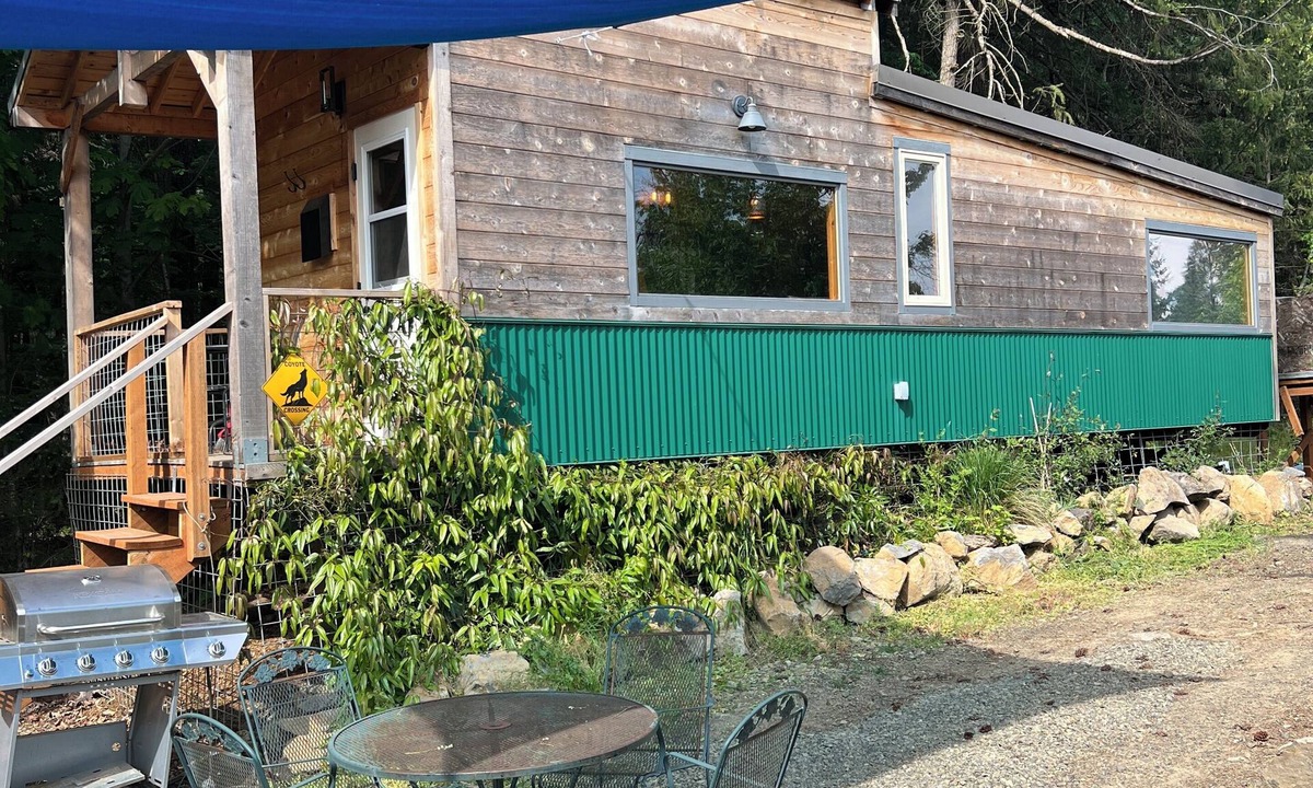 White Salmon Hotel | Pet friendly, quiet tiny house with bedroom and queen loft