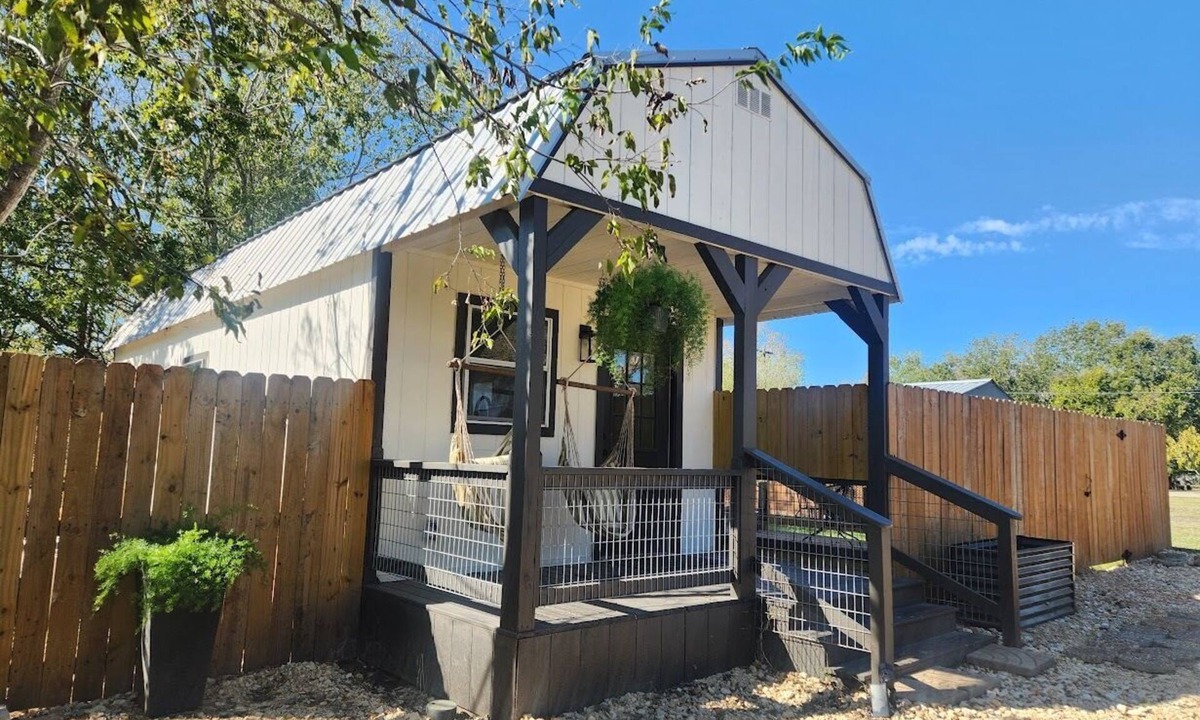 Staples Cottage | Pet-Friendly Relaxed Tiny Cottage