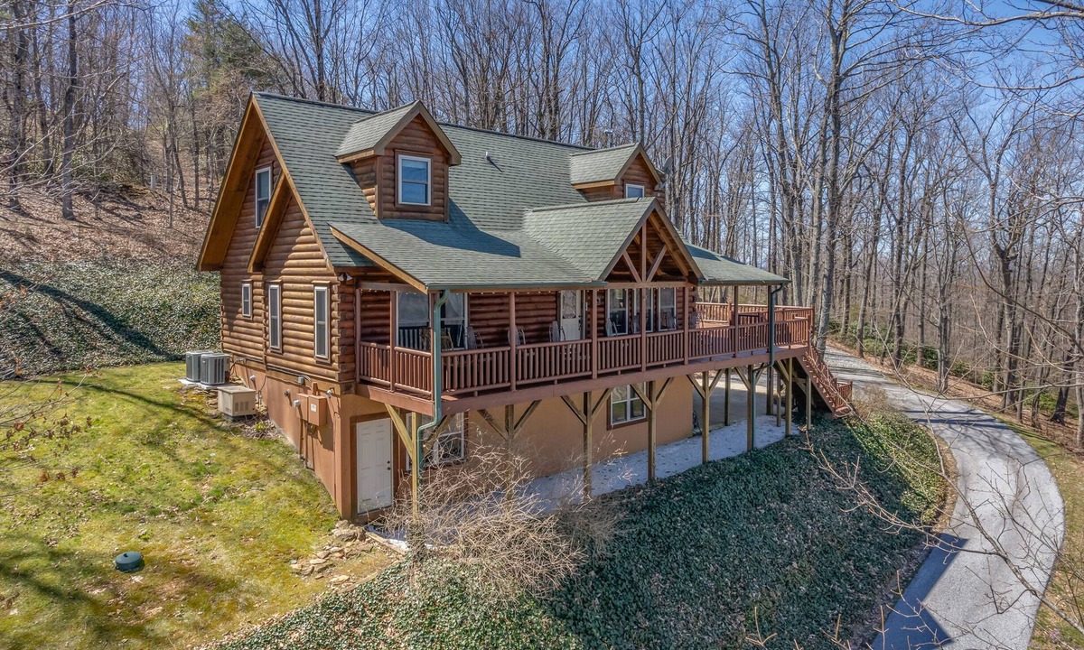 Lynn House | Pet-Friendly Retreat in Comfortable 4BR Bears Den