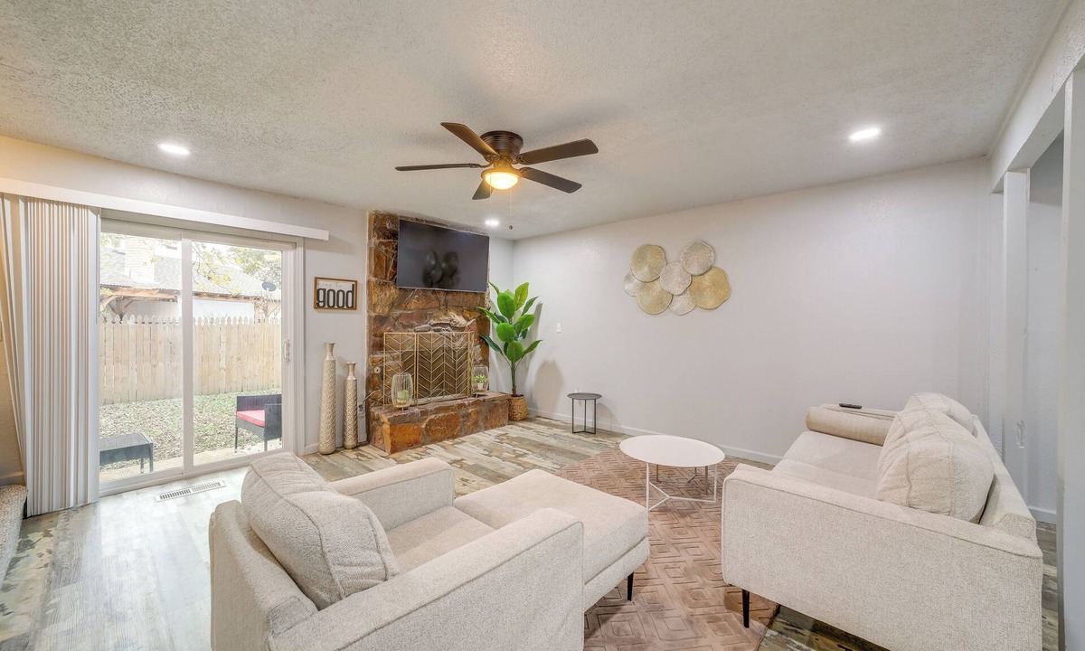 Tulsa House | Pet-Friendly Retreat w/Yard, 12 Mi to Dtwn Tulsa