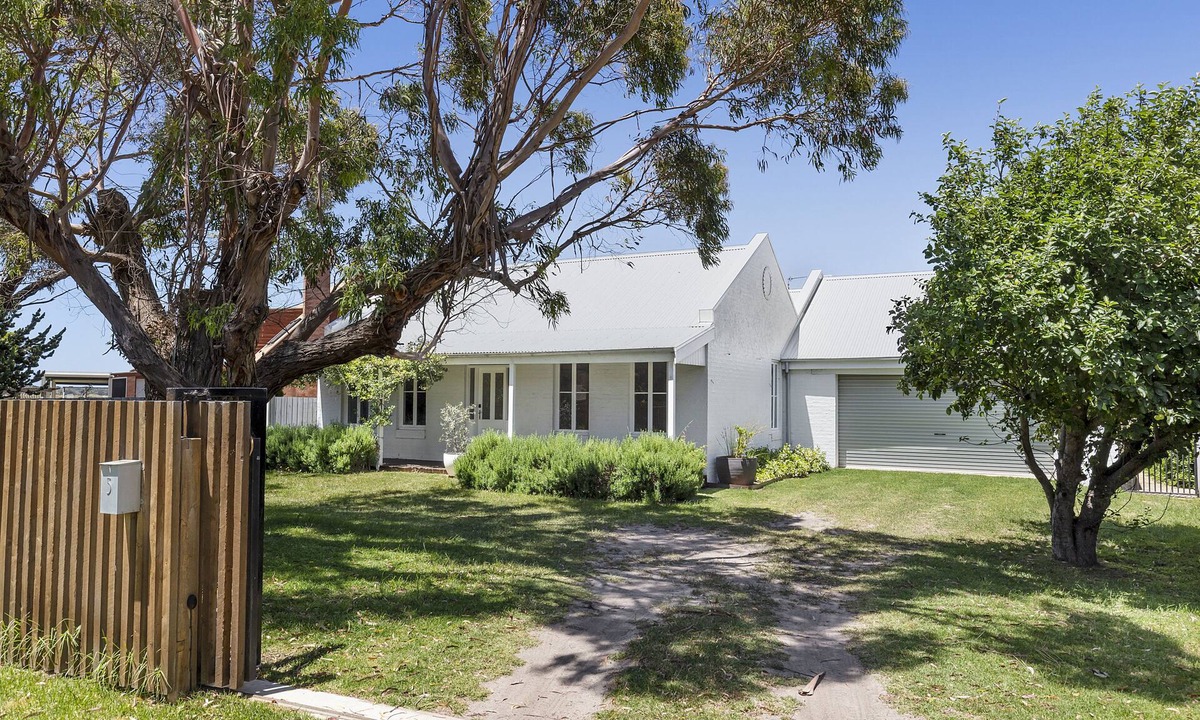 Barwon Heads House | Pet friendly Riverside Retreat