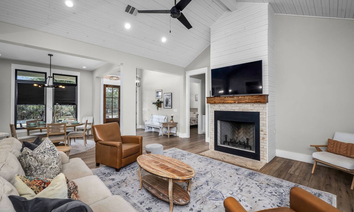 Kyle House | Pet-Friendly River Walk Cabin| Fire Pit | Sleeps 8