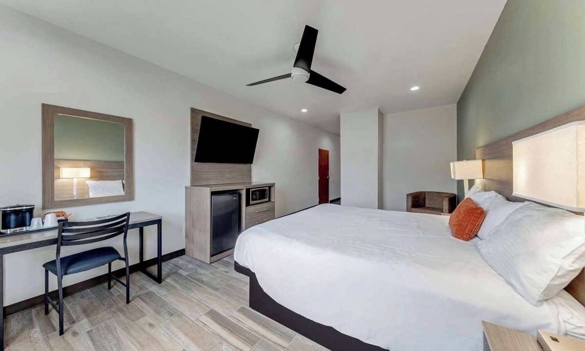 Eastside Promise Neighborhood Hotel | Pet-Friendly Room Near The Alamo w/Free Breakfast Included - DT Location