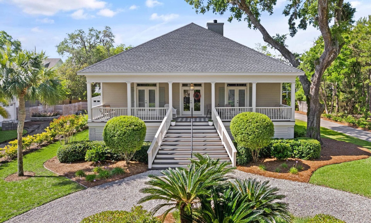 Saint Simons Heights House | Pet Friendly | Spacious Kitchen | Wine Fridge | Garage | Decks | Bonus Room | Fenced Backyard