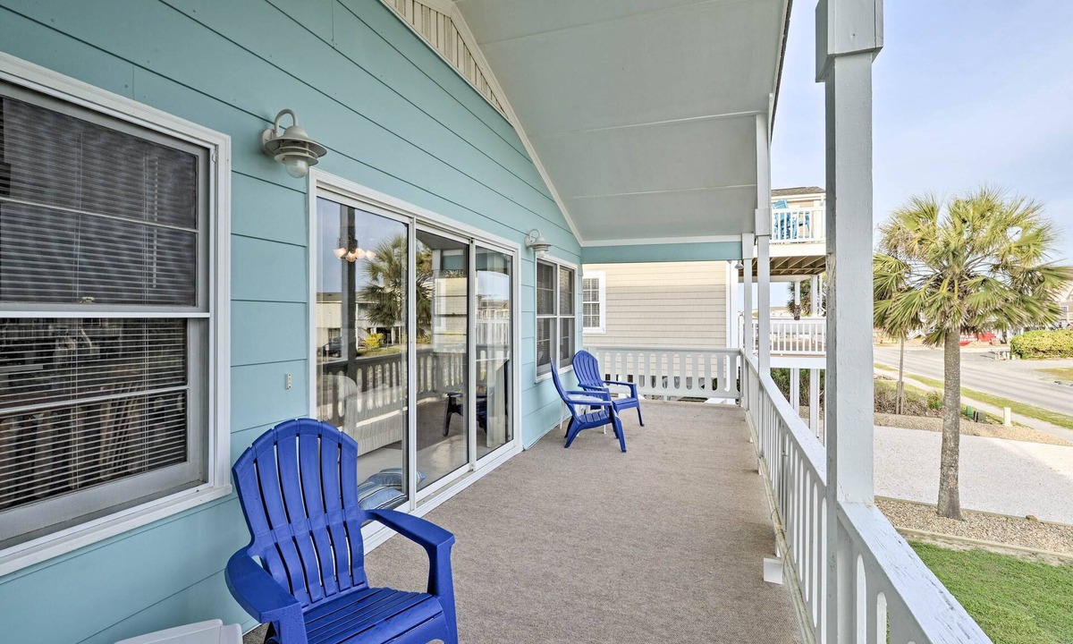 Holden Beach House | Pet-Friendly Second Row House Steps to Beach!